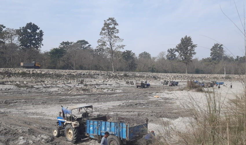 कर्णालीको पानी रोक्न बनाएको तटबन्धमूनि उत्खनन्