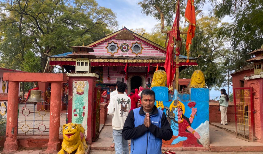 शैलेश्वरी मन्दिरमा कसम खाए रास्वपाका उम्मेदवार नरेन्द्र खड्काले