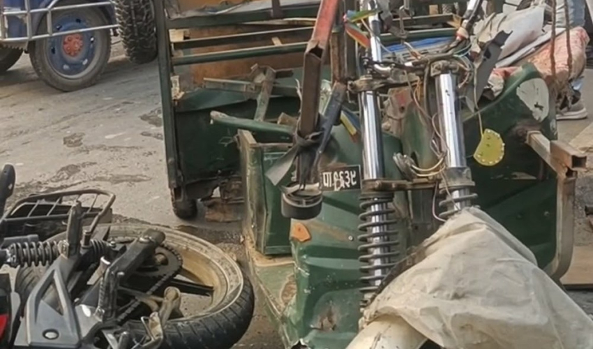 धनगढीमा अटो रिक्सा र मोटरसाइकल दुर्घटना हुँदा ३ जना घाइते