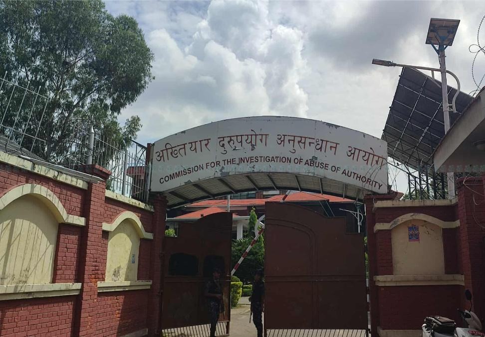 घुस लिएको आरोपमा त्रिभुवन विमानस्थलका भन्सार अधिकृत सहित ३ जना अख्तियारको नियन्त्रणमा