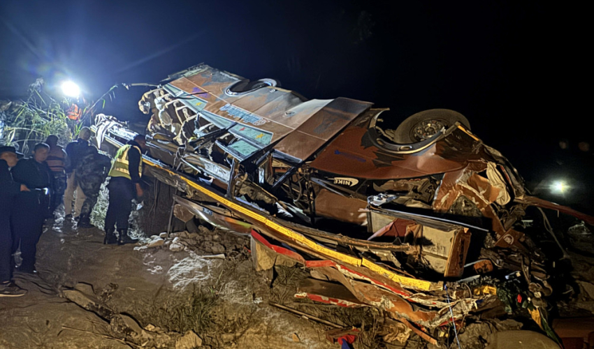 पोखराबाट काठमाडौंतर्फ जाँदै गरेको बस त्रिशूली नदीमा खस्दा १८ जनाको मृत्यु