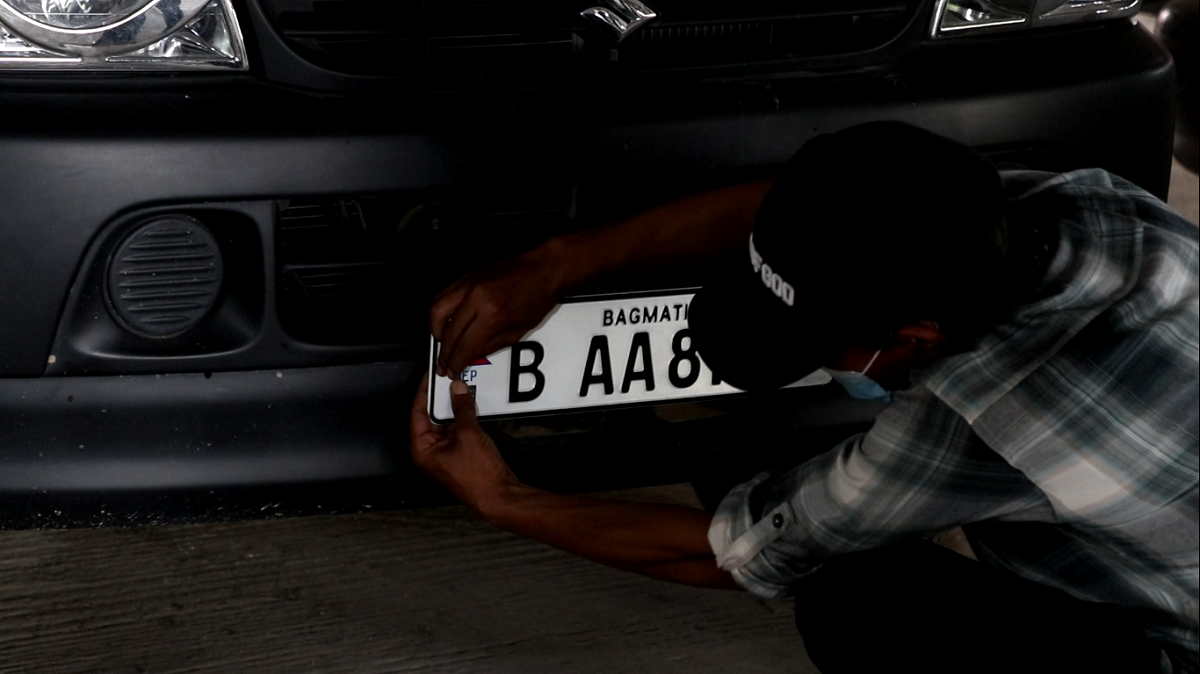 अंग्रेजी भाषामा इम्बोस्ड नम्बर प्लेट नराख्न सर्वोच्चको अन्तरिम आदेश