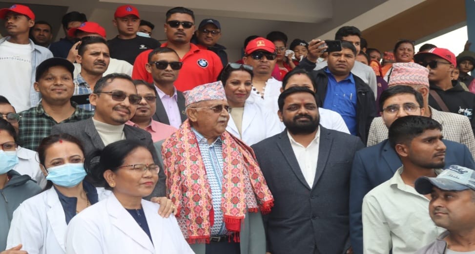 केपी ओली कार्यकर्तासहित पुगेपछि दमक अस्पतालको माहोल अस्तव्यस्त