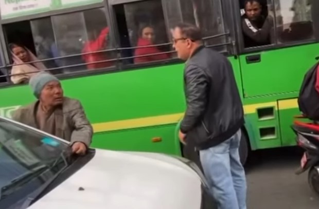 प्रहरीको खोजीमा पैदलयात्रीलाई कुटपिट गर्ने कार चालक