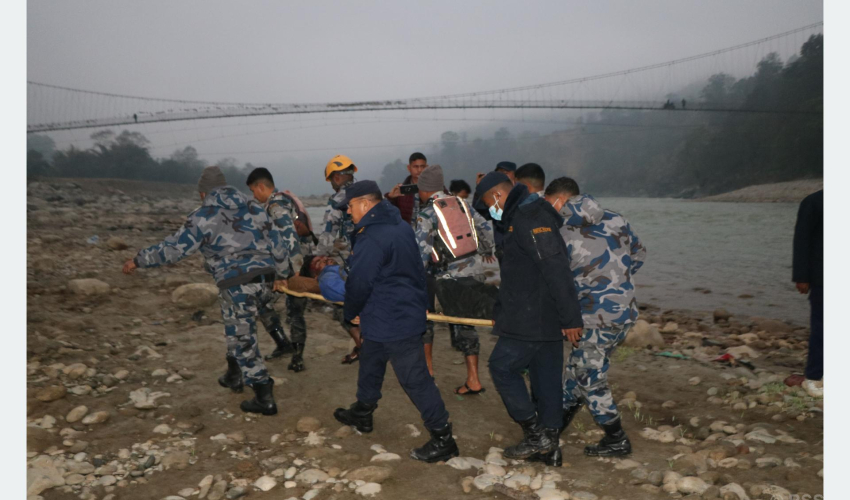 बसभित्र च्यापिएका घाइतेको पाँच घण्टापछि जीवितै उद्धार