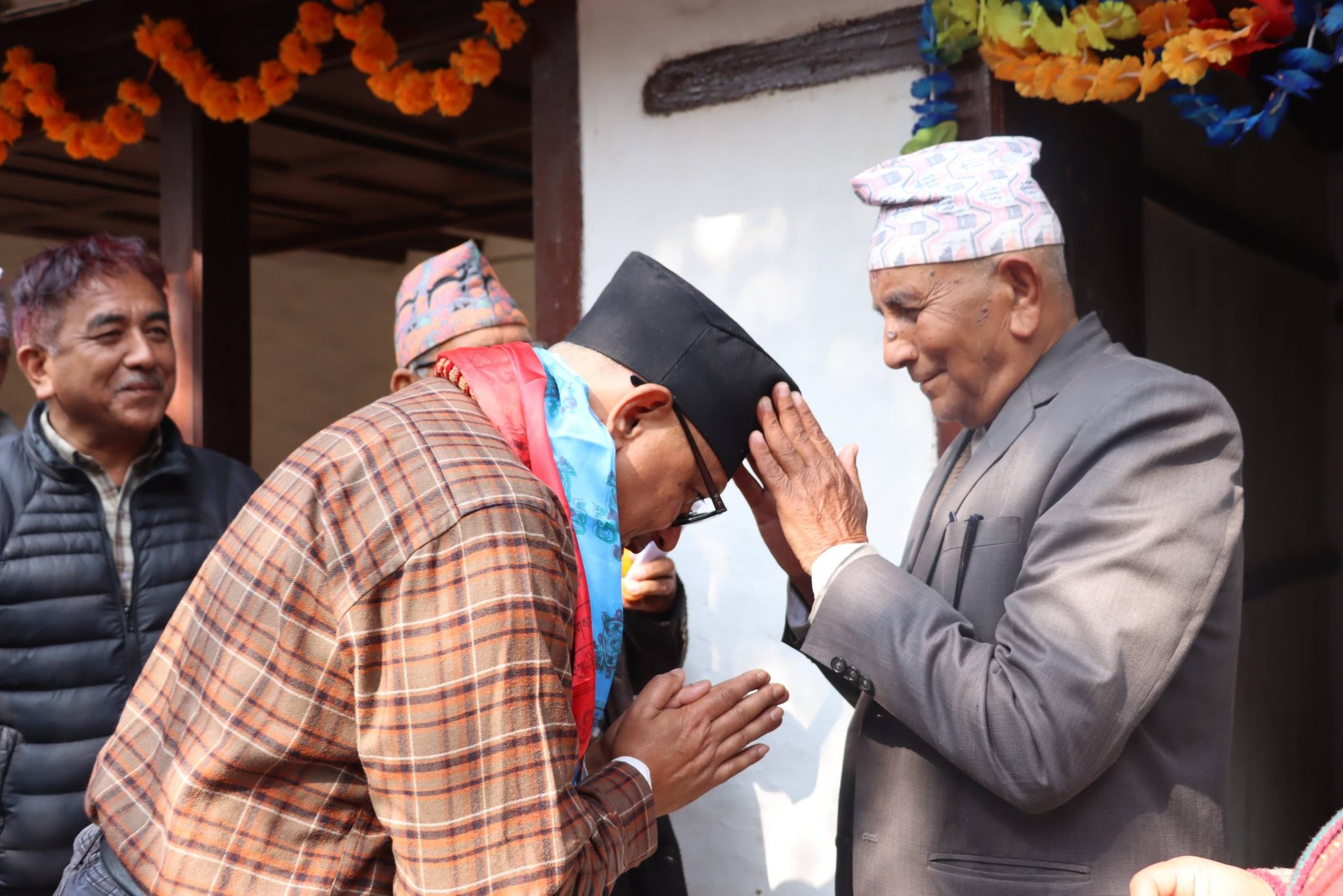 पूर्वराजदूत डा.कार्की चुनावी मैदानमा : सात बुँदे प्रतिवद्धता पत्र लिएर मतदाता भेट्दै