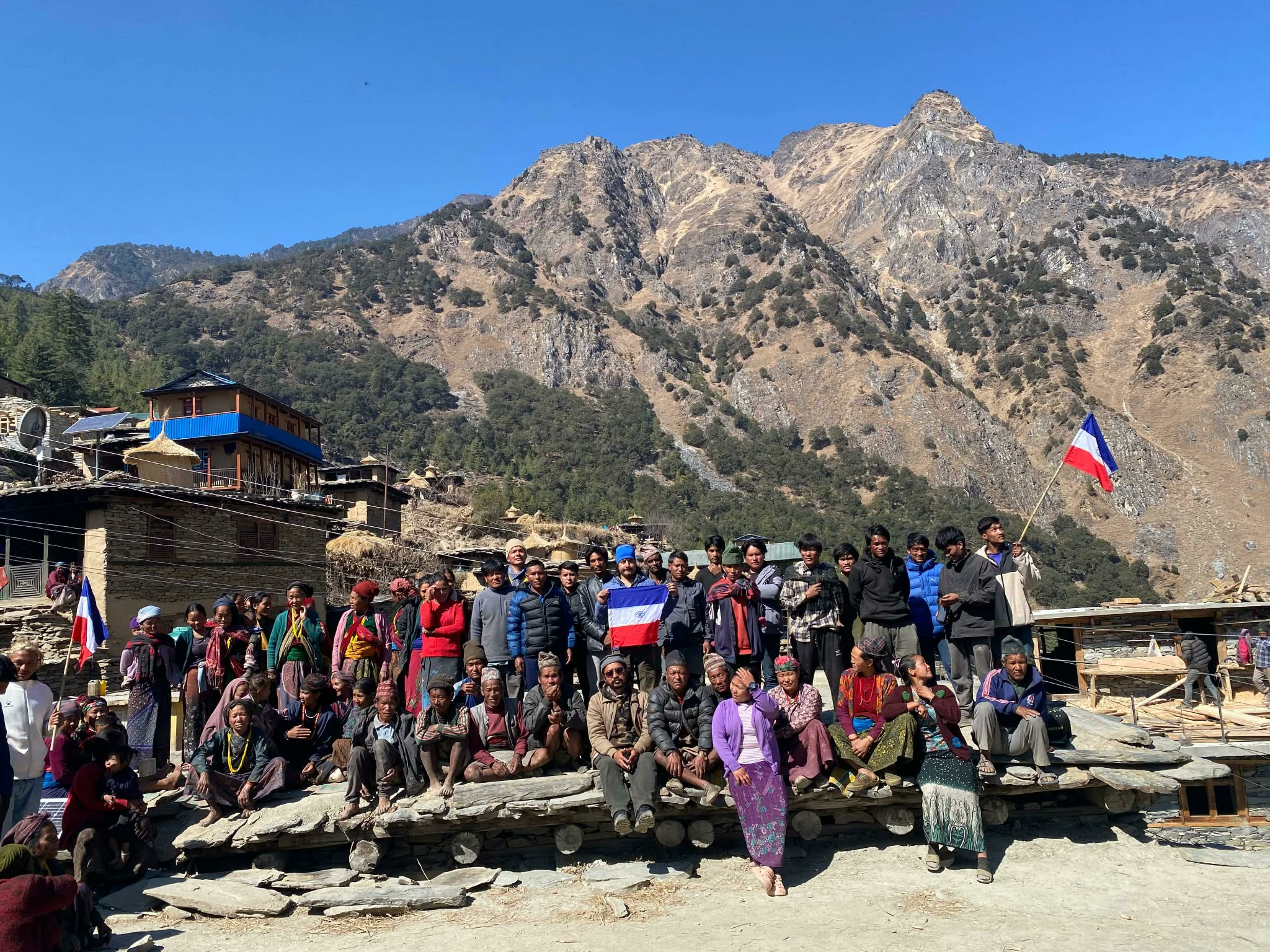 प्रचण्डविरुद्ध चुनावी मैदानमा उत्रिएका पुन मतदाताको समस्या सुन्न पुग्दैछन् घरघरमा