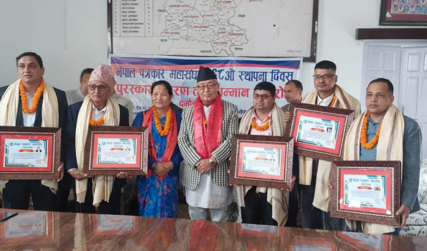 तनहुँमा पत्रकार महासङ्घको ७१औँ स्थापना दिवसमा ६ जना पत्रकार पुरस्कृत