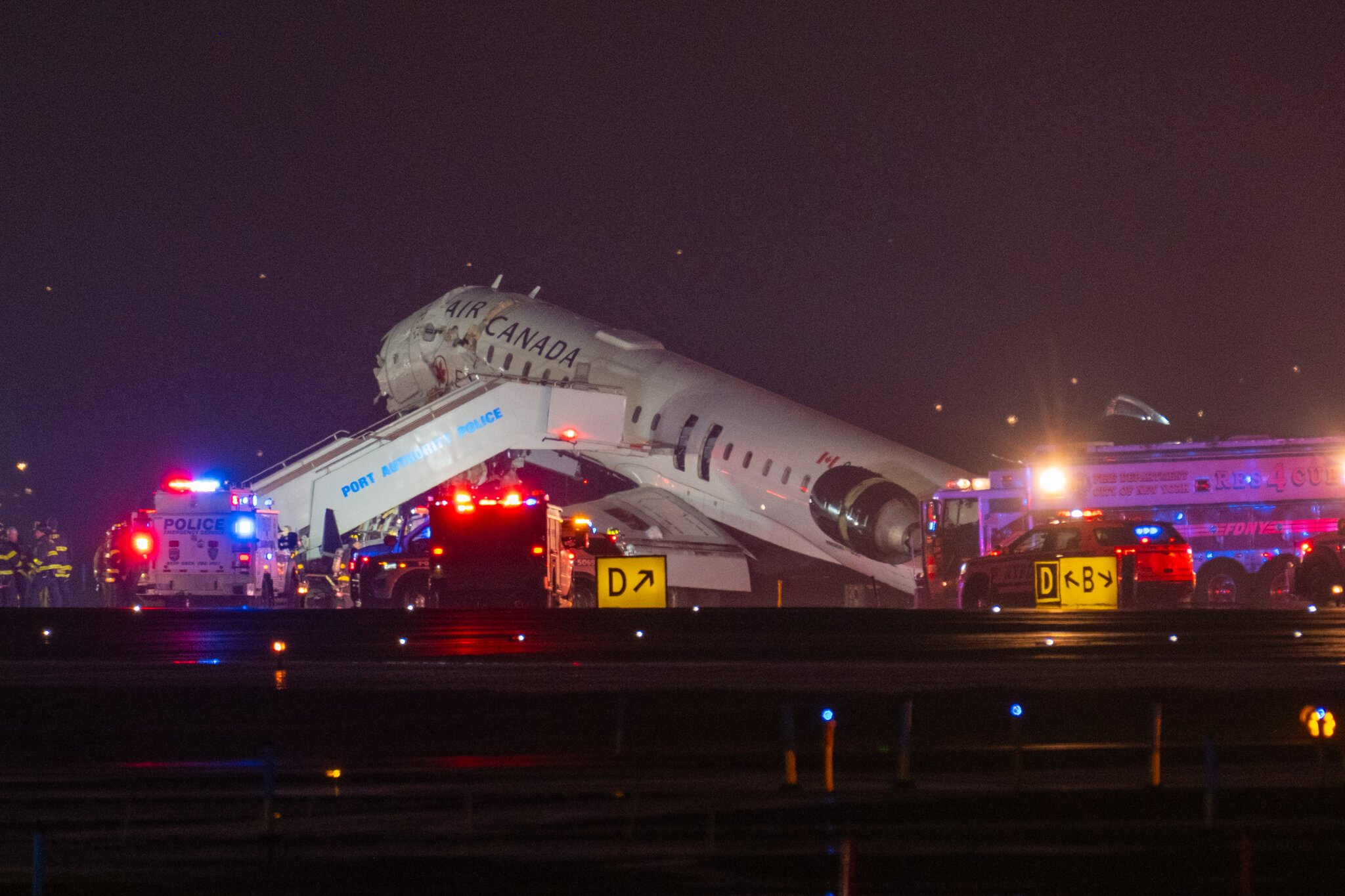 न्यूयोर्कको ला गार्डिया विमानस्थलमा एयर क्यानडाको विमान र ट्रक ठोक्कियो