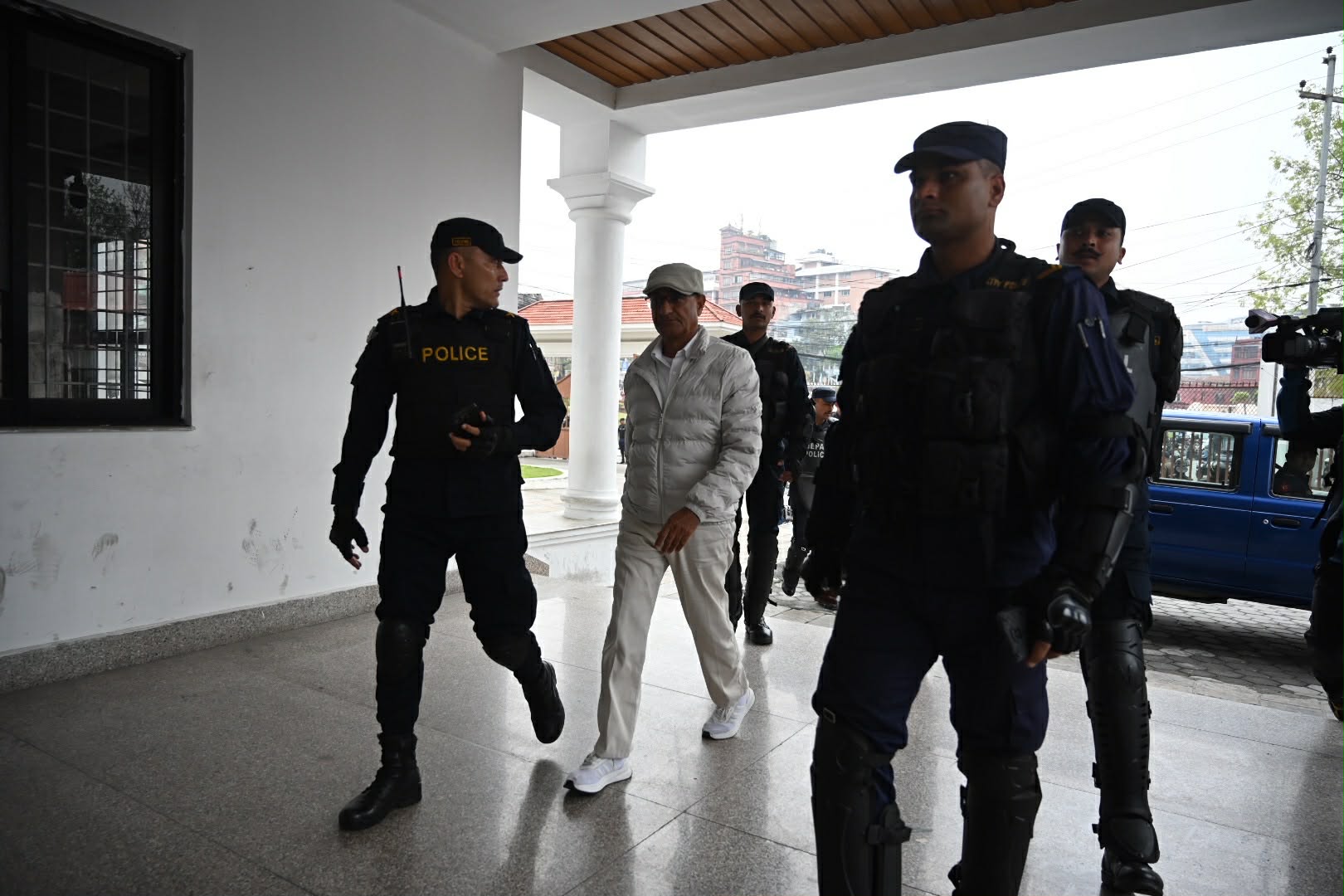 रमेश लेखक वकिल कार्यालयमा, ओली भर्चुअल माध्यमबाट उपस्थित