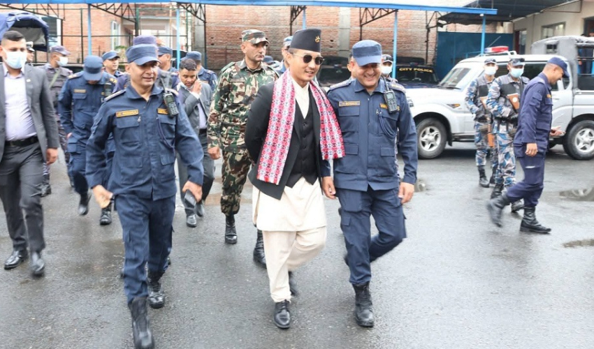 गृहमन्त्री गुरुङद्वारा प्रहरी निरीक्षण: कानुनमा दृढता र पारदर्शिता