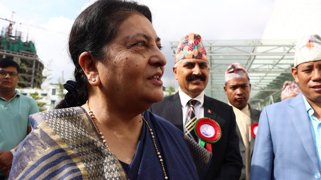 अस्पताल पुगेर पूर्व राष्ट्रपति भण्डारीले लिइन ओलीको स्वास्थ्य अवस्थाबारे जानकारी