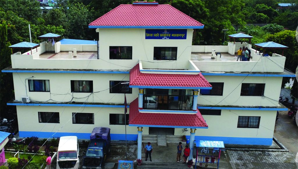 मकवानपुरमा प्रहरीमाथि आक्रमण, आत्मरक्षाका लागि गोली चलाउँदा एकजना घाइते