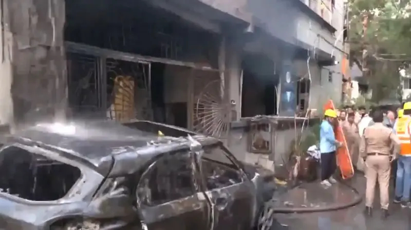 चार्ज गरिरहेका बेला विद्युतीय कार विष्फोट, ७ जनाको मृत्यु