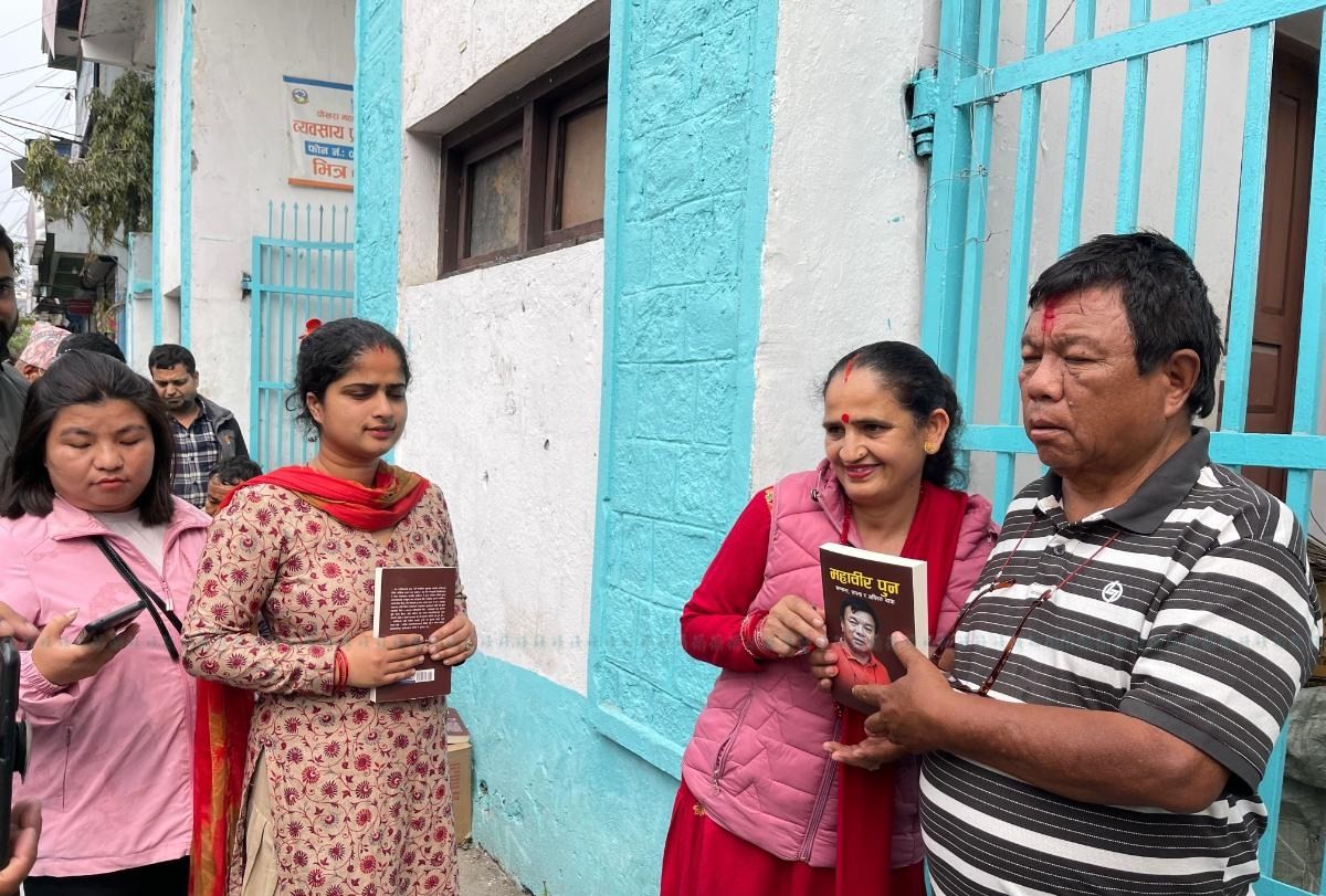 पोखरामा पुस्तक बेचिरहेका सांसद महावीर भन्छन्– बधाई आएको आयै गरेपछि फोन अफ गरिदिएँ