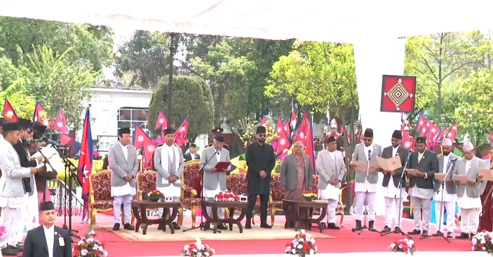 नवनियुक्त मन्त्रीहरूले लिए शपथ