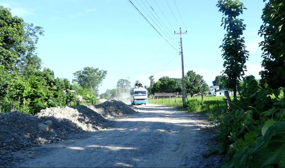 कैलालीको चौकीडाँडा-फल्टूडे सडक अलपत्र, काम सुरु नभए अनिश्चितकालका लागि सडक बन्द गर्ने