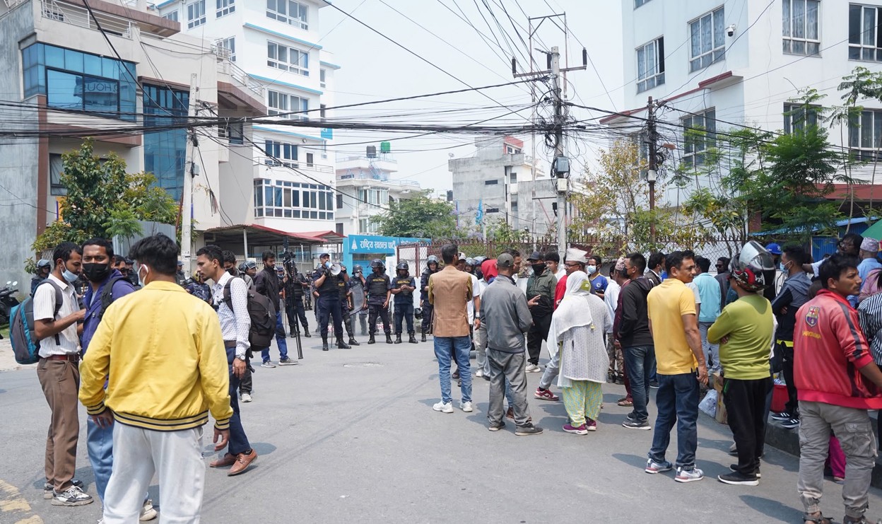 रास्वपा पार्टी कार्यालयमा ज्ञापनपत्र बुझाएर फर्कियो सुकुम्बासी टोली