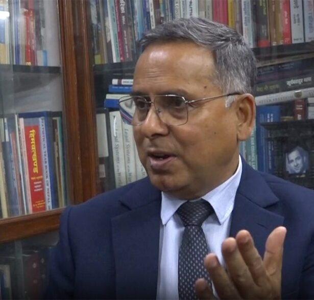 सरकारले हतारमा निर्णय नगरोस् : संविधानविद् अधिकारी