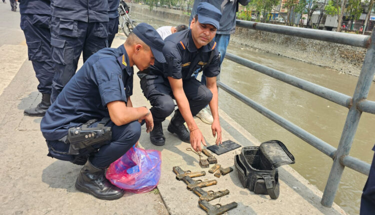 खोला किनारमा भेटियो ४ थान पेस्तोल र ५८ राउण्ड गोली