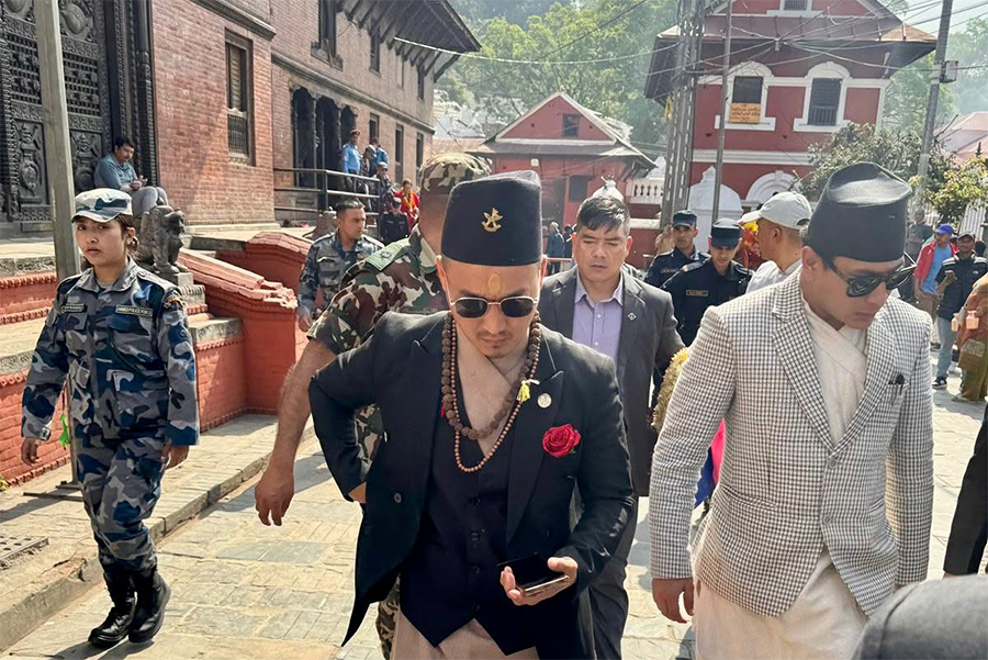 गृहमन्त्री गुरुङ रोशीखोला र बीपी राजमार्ग अनुगमनमा जाँदै