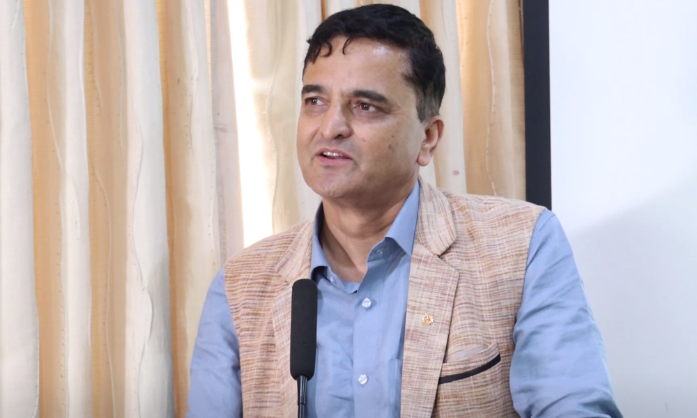 एमालेभित्रको विवादबारे योगेशको कविता- बादल मडारियो, हामी हेरेको हेर्‍यै भयौँ