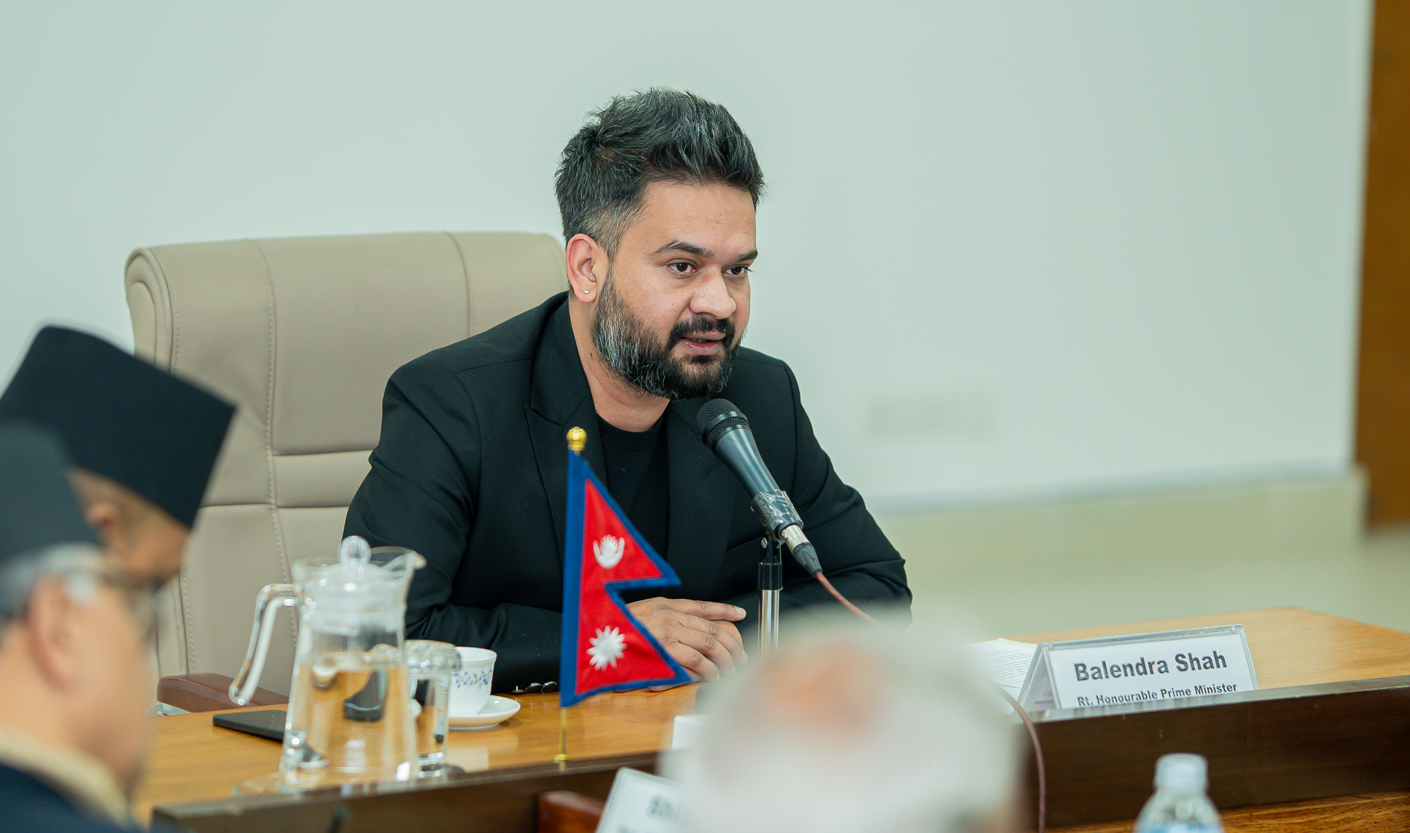 विश्वविद्यालय र स्वास्थ्य विज्ञान प्रतिष्ठानका उपकुलपतिहरूसँग छलफल गर्दै प्रधानमन्त्री बालेन