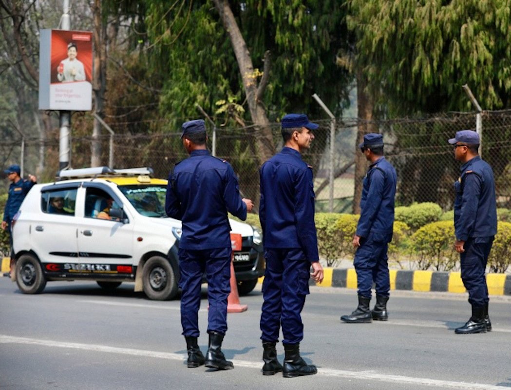विमानस्थलमा यात्रुलाई दुःख दिने १८ जना समातिए