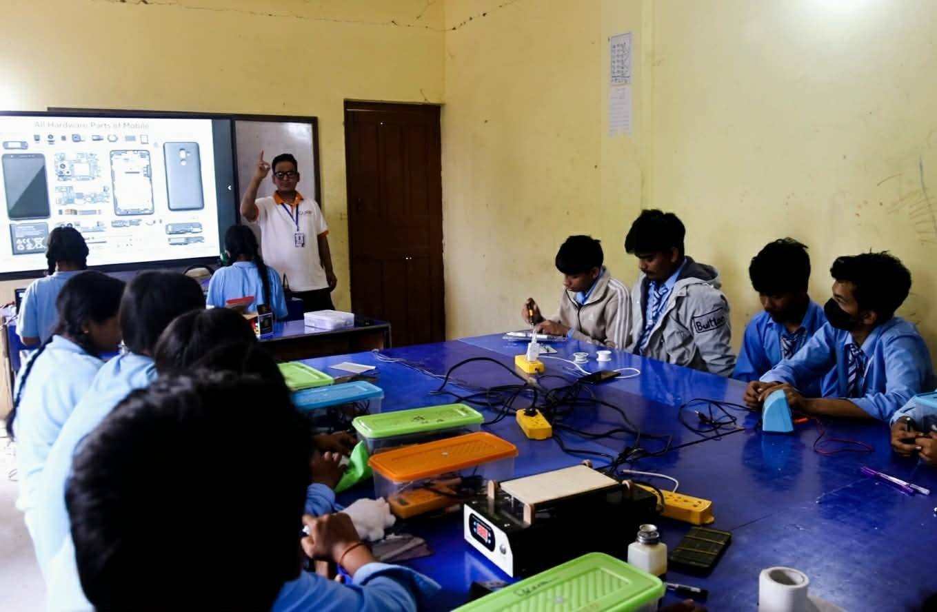 धनगढीमा ‘बुक फ्रि फ्राइडे’ प्रभावकारी : विद्यार्थी पढाई सँगै सीप सिक्दै