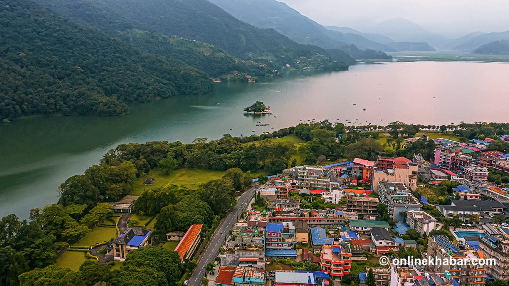 पोखरा लेकसाइडमा पर्यटकलाई दुःख दिएको आरोपमा १६ महिला पक्राउ