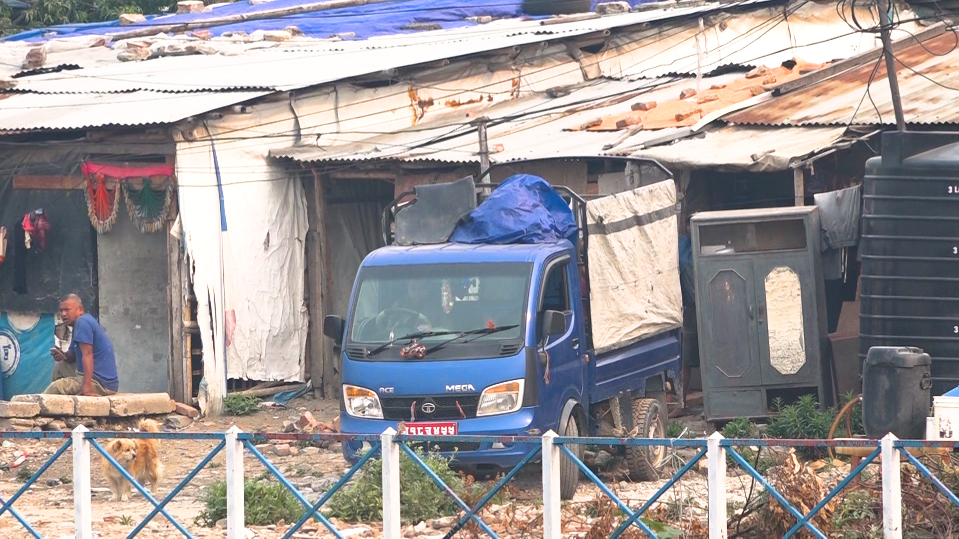 डोजर चल्ले हल्लापछि सुकुम्बासीले बस्ती खाली गर्न थाले