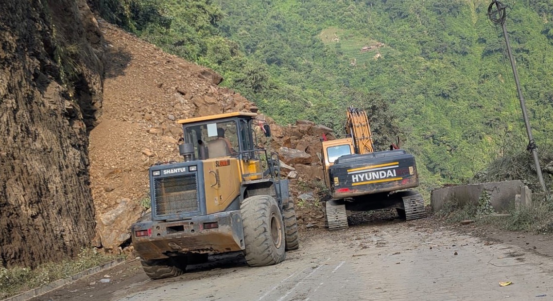 म्याग्दीमा पहिरोले गाडी पुर्दा एक जनाको मृत्यु