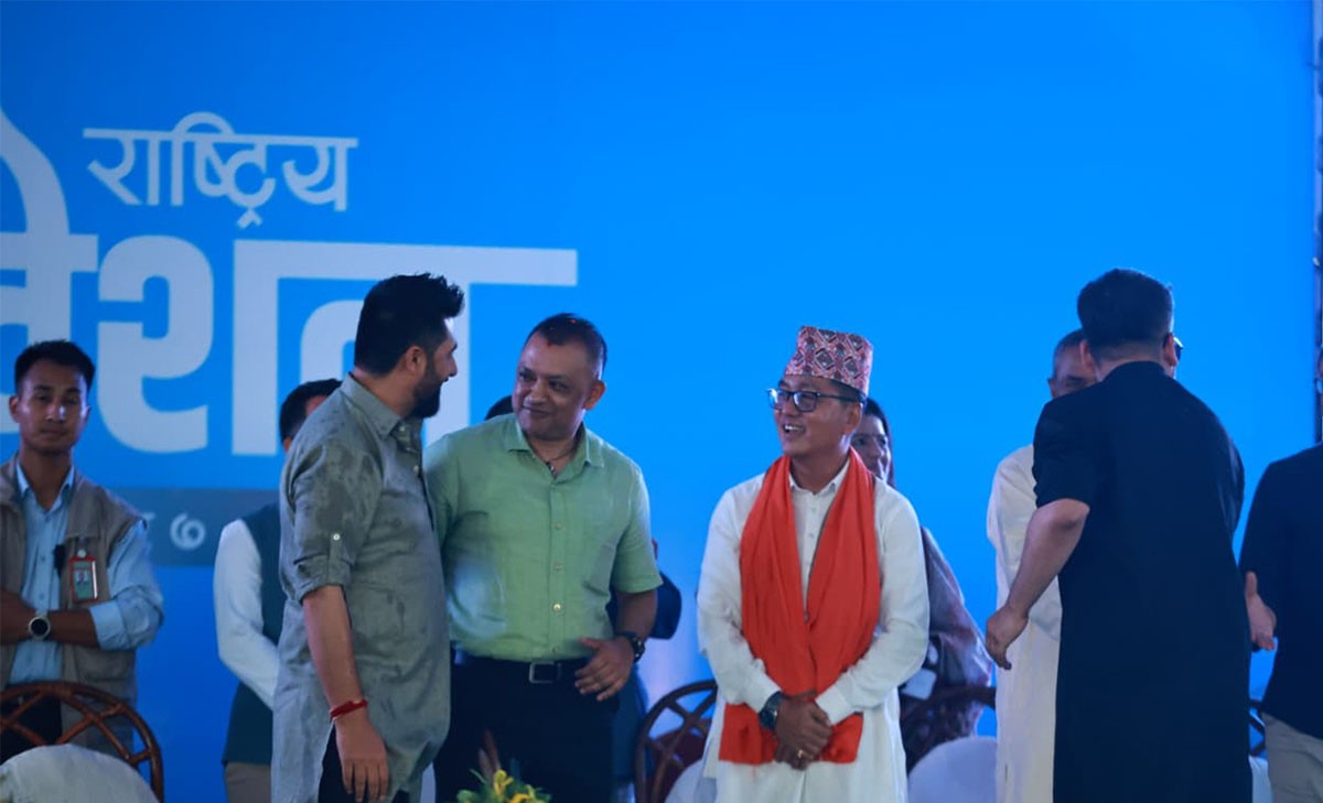 गगनलाई प्रधानमन्त्री बालेनले घन्टी दिए, रविले अंगालो मारे
