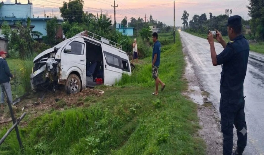 कैलालीमा ईभी हाइस दुर्घटना, तीन जना घाइते