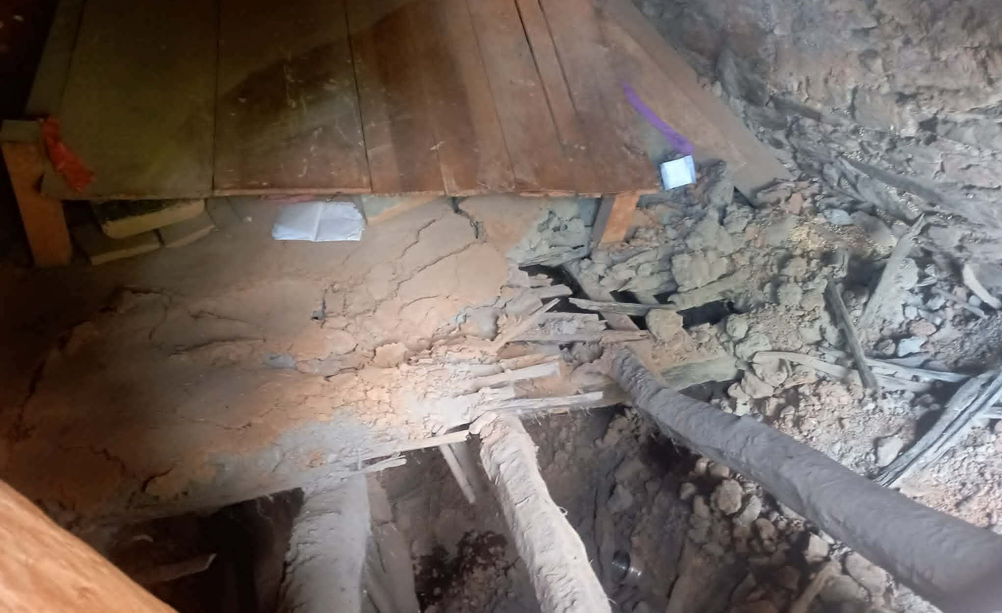 बैतडीमा घर भत्किँदा गर्भवतीसहित तीन जना घाइते