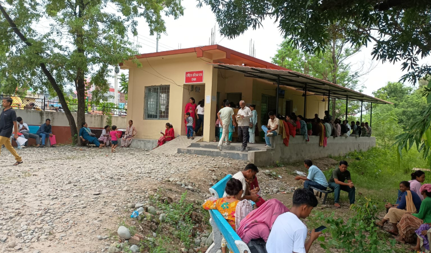 कैलाली प्रशासनमा राष्ट्रिय परिचयपत्र बनाउन सेवाग्राहीको सास्ती, पालो नपाएर ३–४ दिनसम्म कुर्नुपर्ने बाध्यता