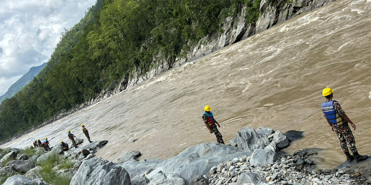कर्णाली नदीमा खसेको यात्रुवाहक बस र यात्रुको खोजीमा सेना