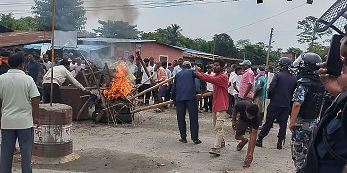 कर्फ्यू उल्लंघन गर्दै सुनसरीमा प्रदर्शन र तोडफोड, स्थिति तनावग्रस्त