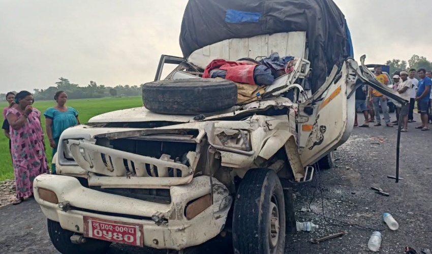 टीकापुरमा बोलेरो र ग्यास ट्रक ठोक्किँदा सहचालकको मृत्यु, चालक घाइते