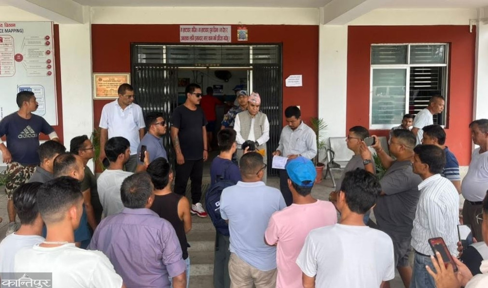 १२ बुँदे माग राख्दै चितवनका एम्बुलेन्स चालकले प्रशासनमा बुझाए ज्ञापनपत्र