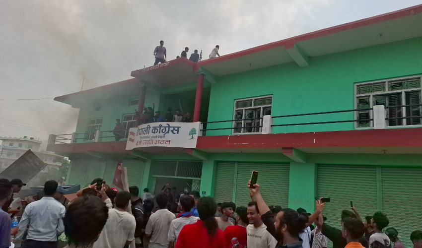 धनगढीमा एमाले र काङ्ग्रेसको कार्यालयमा आगजनी, माओवादी कार्यालय खोज्दै