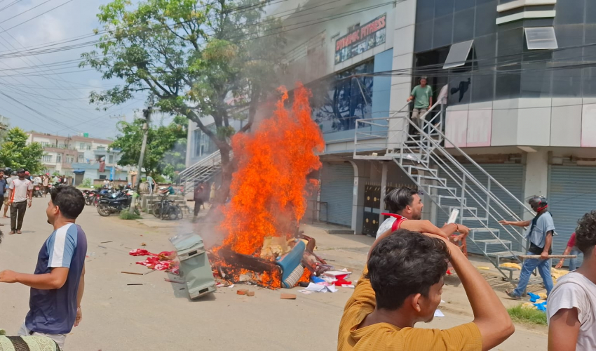 कोष तथा लेखा नियन्त्रक कार्यालय कैलालीमा प्रदर्शनकारीद्वारा आगजनी