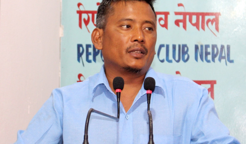 लक्ष्मण थारु सहित नागरिक उन्मुक्ति पार्टीका संस्थापक नेताहरु रास्वपा प्रवेश गर्दै